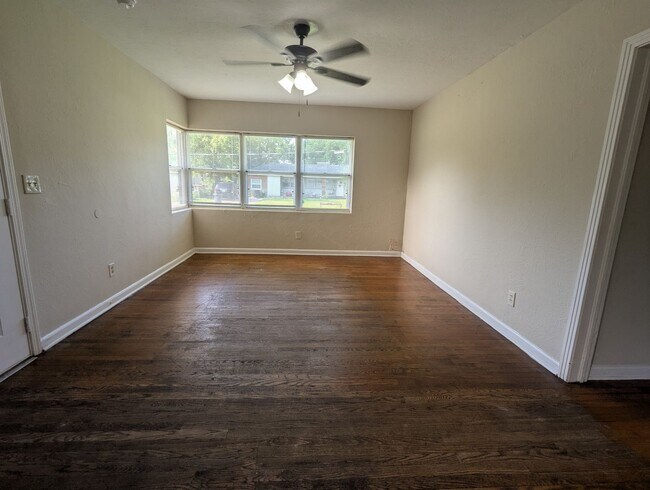 Building Photo - Great 3 Bedroom 1 Bath in convenient locat...