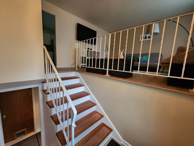 Building Photo - Beautiful 3-bedroom, 1.5-bathroom split-le...