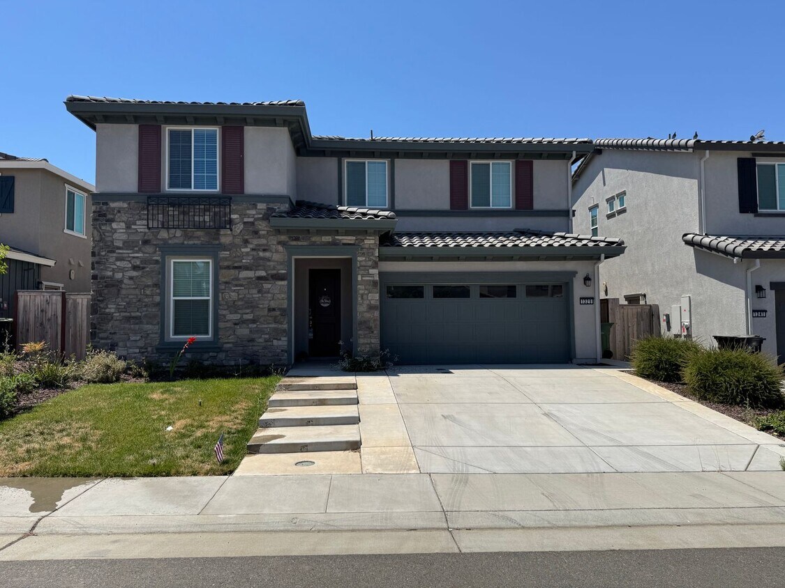 Primary Photo - Beautiful 5 Bedroom, 3 Bathroom, 2800 Sqft...