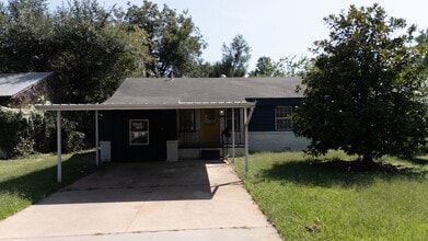 Building Photo - 112 W Marshall Dr