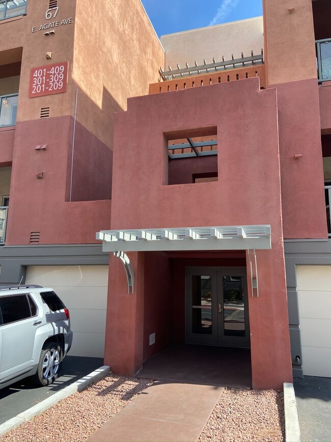 Building Photo - FABULOUS 4TH FLOOR CONDO IN GATED COMMUNIT...