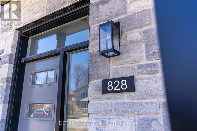 Building Photo - 828 Maplewood Ave