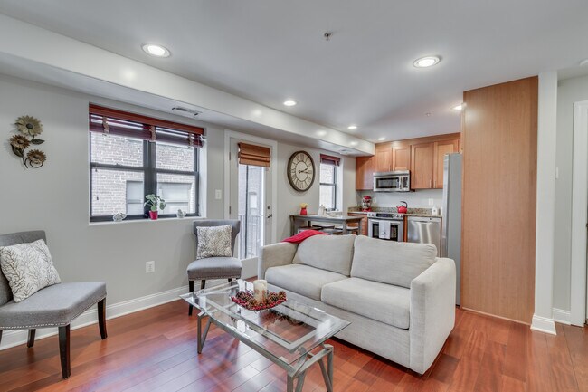 Excelente distribución diáfana desde la cocina hasta el salón. - 1354 Euclid St NW