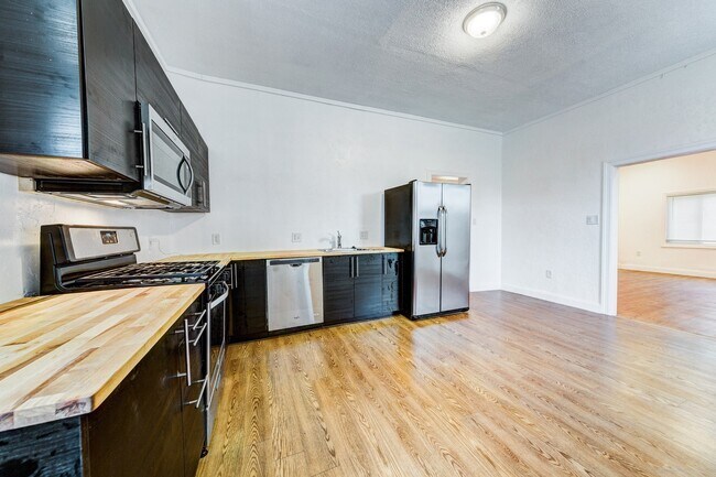 Building Photo - Available May - Beautiful 2 Bedroom Home w...