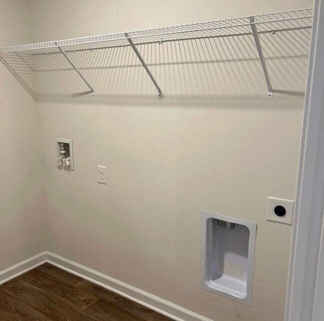 Foto del edificio - 328 Sandbach Rd