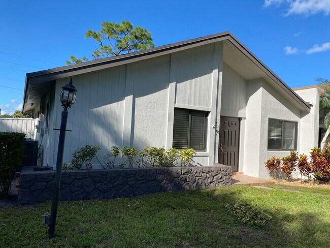 Foto del edificio - 4327 Palm Forest Dr N