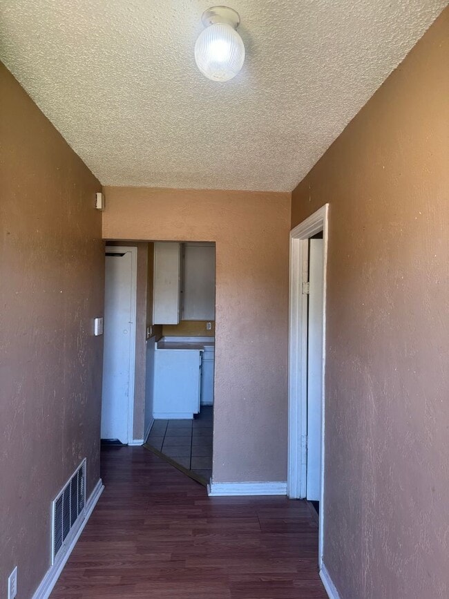 Building Photo - 2 Bedrooms, 1 Bathroom