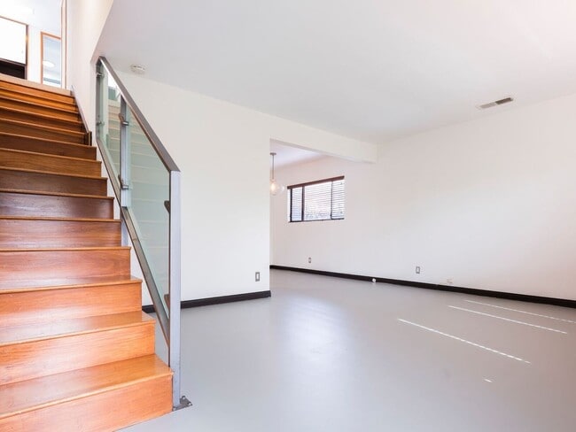 Building Photo - Private 3+2 Single Family Home on the Marina Del Rey/Mar Vista Border!!!