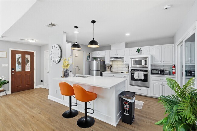 Foto del edificio - 7581 Kings Ridge Rd