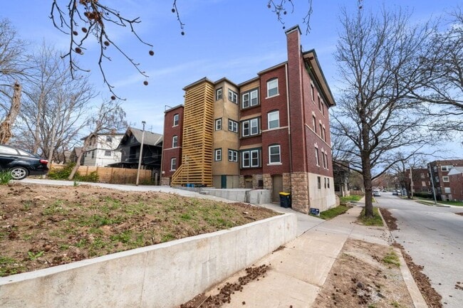 Building Photo - COLONIAL