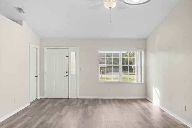 Foto del edificio - Popular Palm Harbor location