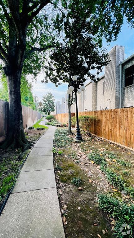 Building Photo - 17629 Red Oak Dr