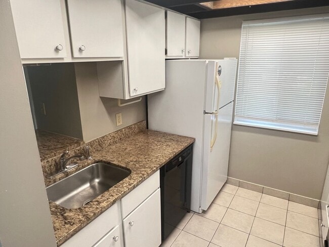 Building Photo - 2 Bedroom Condo in Colony West - Available...