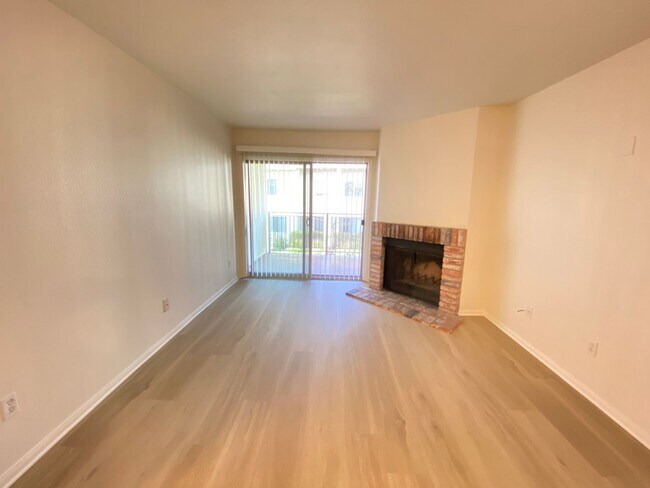 Foto del edificio - *Special* 1 Bedroom, 1 Bath Condo in Pacific Pines Community