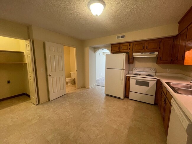 Building Photo - Beautiful 2-Bedroom Townhome in a Prime Location!