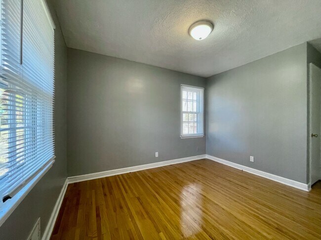 Building Photo - Incredible 3 bed 2 bath house!!!!