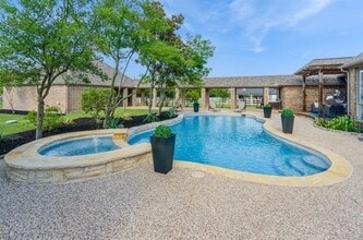Building Photo - 819 Equestrian Dr