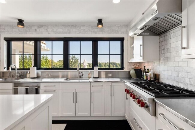 Foto del edificio - 118 Howland Ave