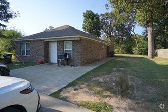 Building Photo - 3111 Oak Grove St