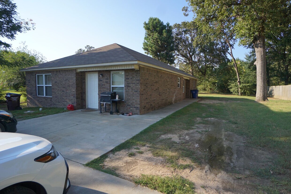 Primary Photo - 2 bed, 1 bath Duplex