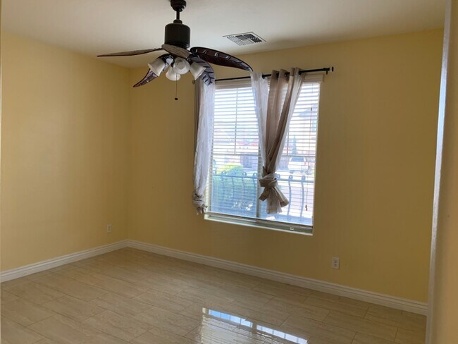 Foto del edificio - 2493 E Bridgeport Pkwy