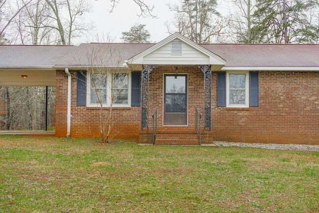 Foto del edificio - Beautiful Brick Home with Garage and Carport!