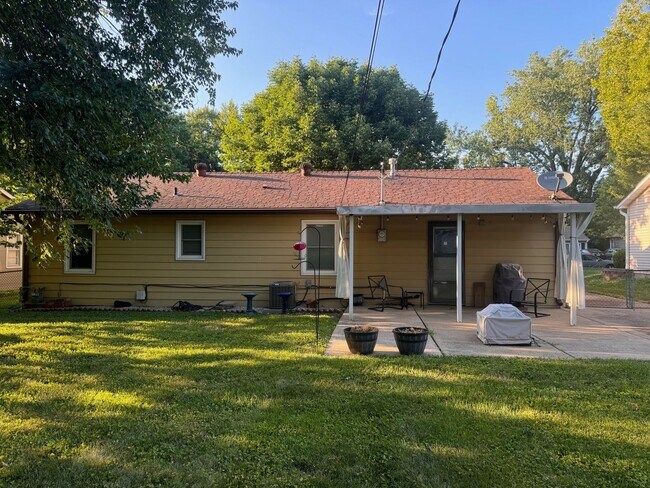 Building Photo - 2 Bedroom 1 Bath Single Family Home in Ove...
