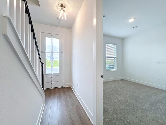 Foto del edificio - 15465 Hamlin Pk Dr