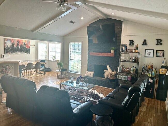Foto del edificio - 517 Hunters Creek Cir
