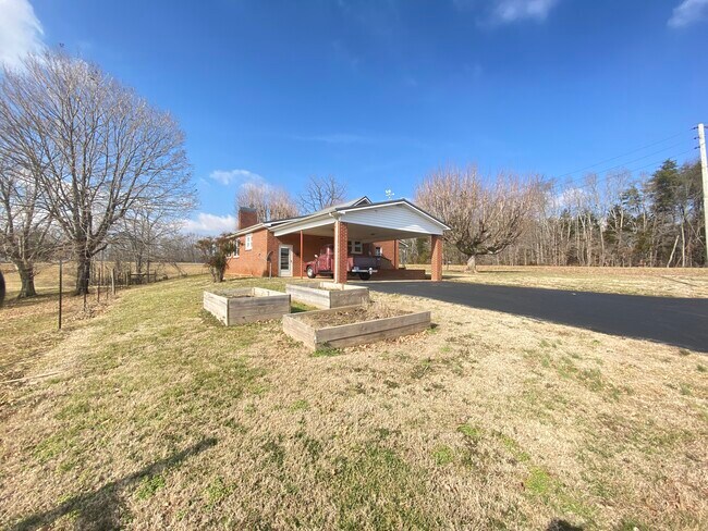 Foto del edificio - 7440 Mount Herman Rd