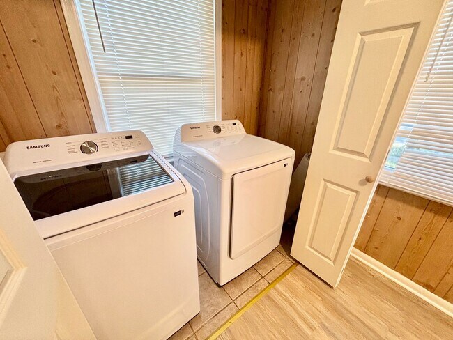 Foto del edificio - Cozy Home with Private Backyard & Detached...