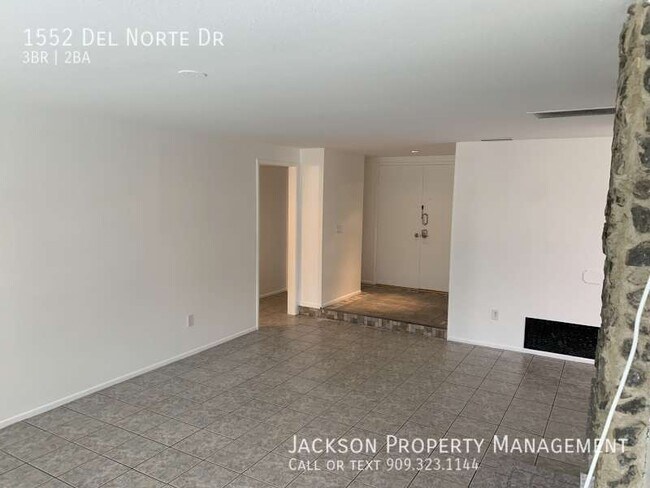 Building Photo - Spacious home with pool and golf course vi...