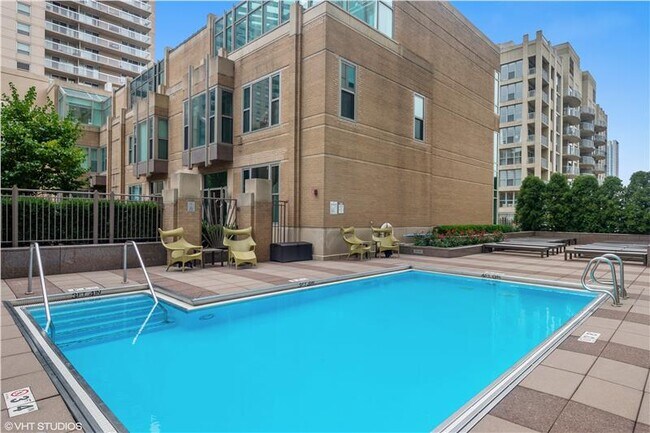 Piscina - 33 W Ontario St