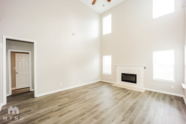 Foto del edificio - 3302 Summer Brooke Ln