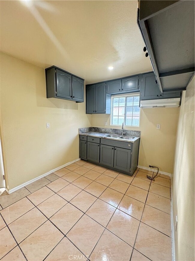 Building Photo - 3536 W 108th St