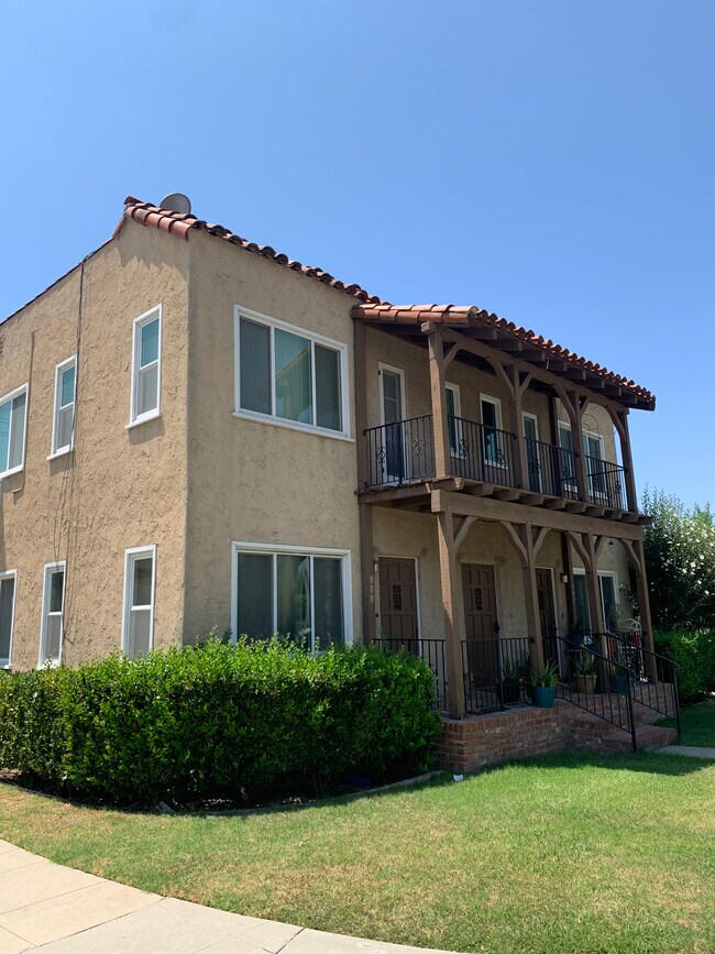 Building Photo - 802 W Glenoaks Blvd