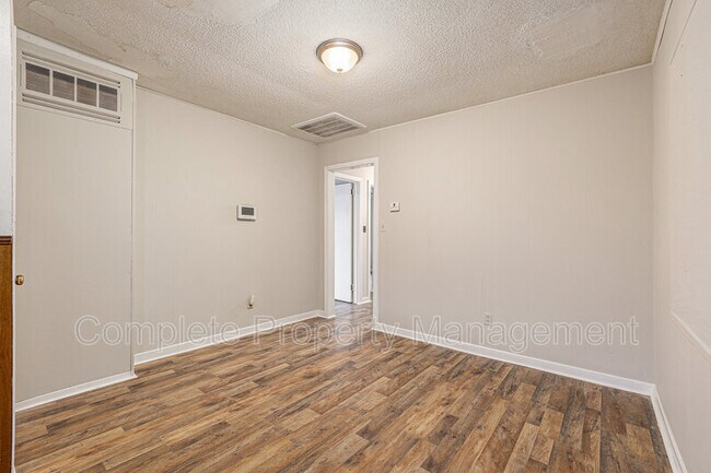 Building Photo - 532 Elam St