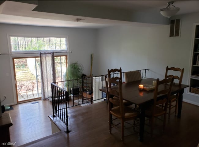 Building Photo - 3 br, 2.5 bath Townhome - 1512 Chatham Col...