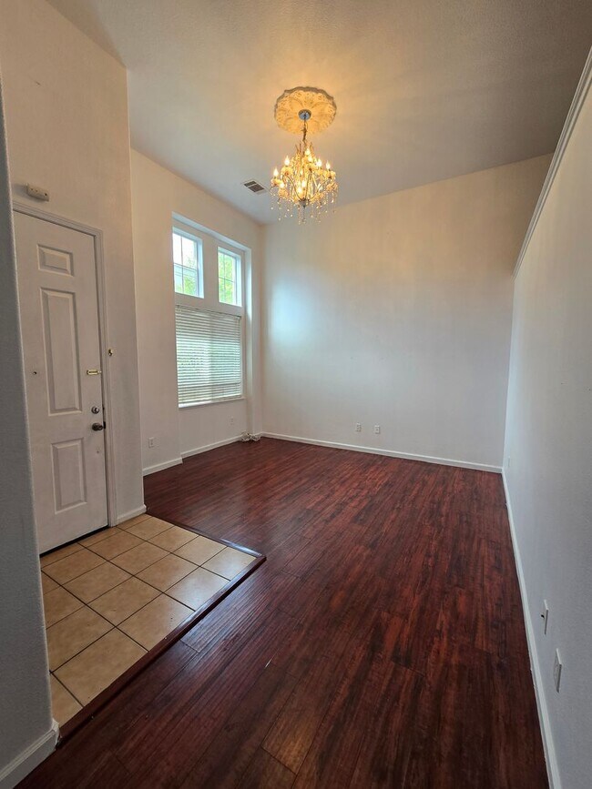 Foto del edificio - Beautifully Remodeled Tri Story Home located in a Gated Community ...
