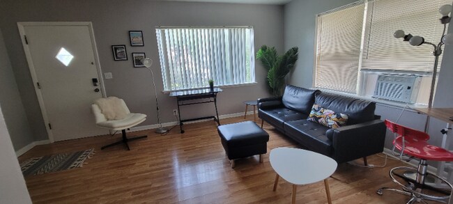 Foto del edificio - 3411 S Howell Ave