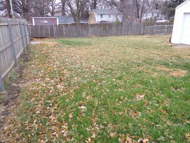 Building Photo - Very Nice 2 BR Plus House with Fenced Yard