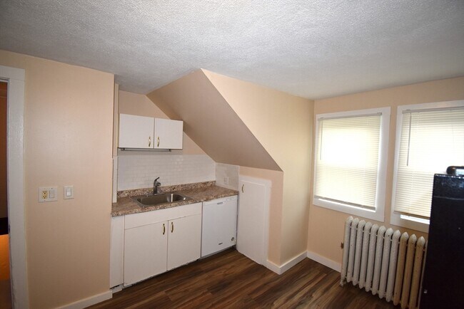 Building Photo - 272 Nahatan St