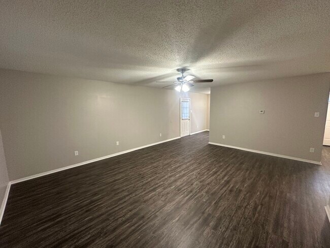 Foto del edificio - 5698 Ballenmoor Dr