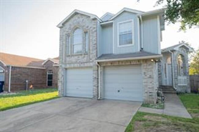 Foto del edificio - View this large 2 story home for a great price!