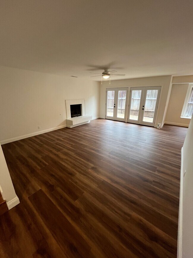 Foto del edificio - Beautifully renovated two-story home tucked in a quiet, tree-lined setting just off Mission and B...