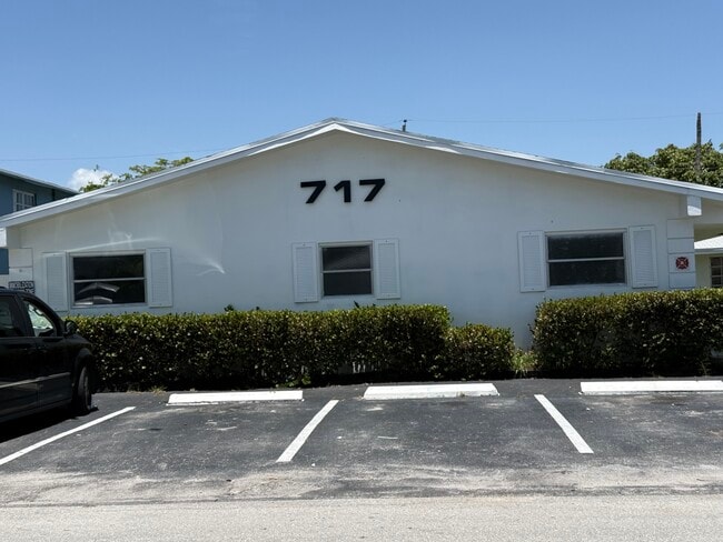 Building Photo - 717 NE 13th Ct
