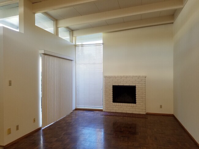 Building Photo - M/I Bonus! Nice Townhouse in Gated Complex...