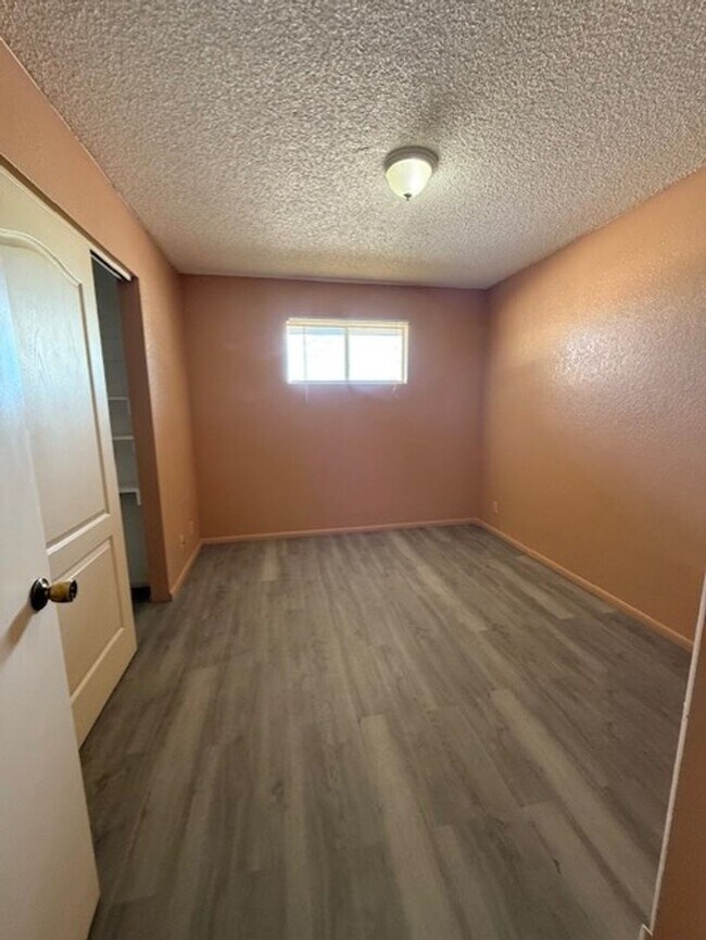 Foto del edificio - 2 Bedroom 1 Bath Contact Property Pros Property Management