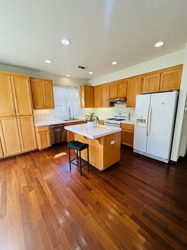 Foto del edificio - Beautiful 3 Bed, 2.5 Bath Home with Garage, Spacious Layout & Private Yard in Desirable Hercules ...