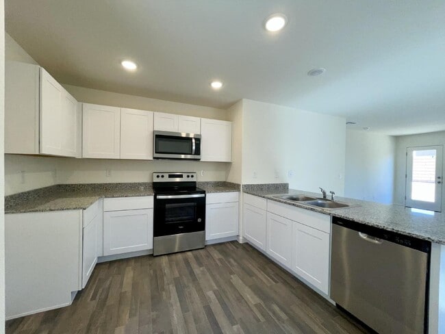 Building Photo - BHCRENT.COM 3 bed 2 bath 2 car garage, gat...